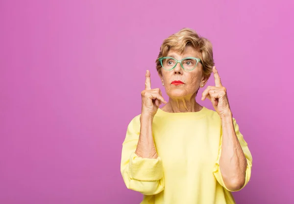 Anciana Bonita Mujer Sintiéndose Asombrada Con Boca Abierta Apuntando Hacia — Foto de Stock