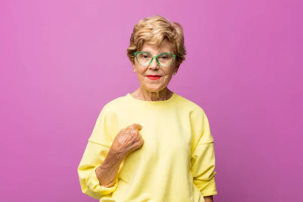 Anciana Bonita Mujer Buscando Orgullosa Segura Feliz Sonriendo Señalándose Misma — Foto de Stock