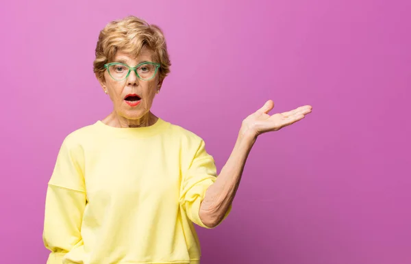 Anciana Bonita Mujer Mirando Sorprendida Conmocionada Con Mandíbula Caída Sosteniendo — Foto de Stock
