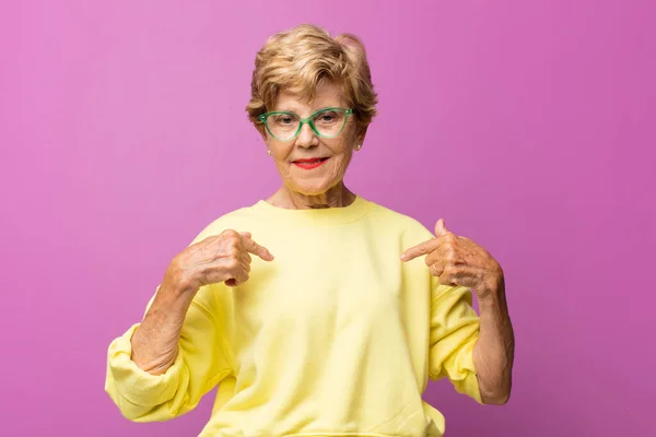 Anciana Bonita Mujer Buscando Orgulloso Positivo Casual Apuntando Pecho Con — Foto de Stock