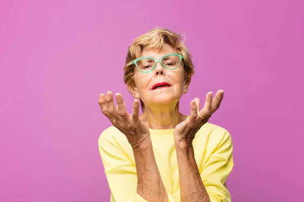 Anciana Bonita Mujer Buscando Desesperada Frustrada Estresada Infeliz Molesta Gritando — Foto de Stock