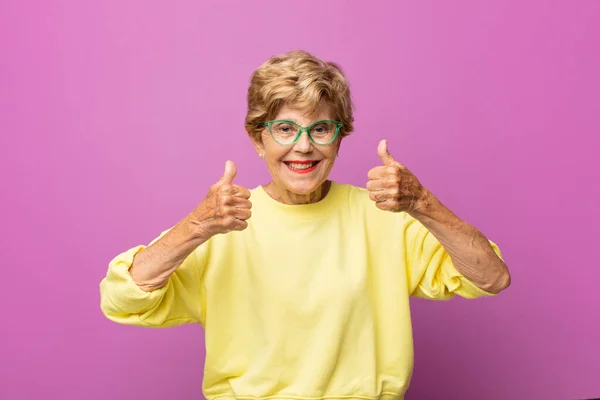 Mutlu Pozitif Kendine Güvenen Başarılı Gülümseyen Yaşlı Güzel Bir Kadın — Stok fotoğraf