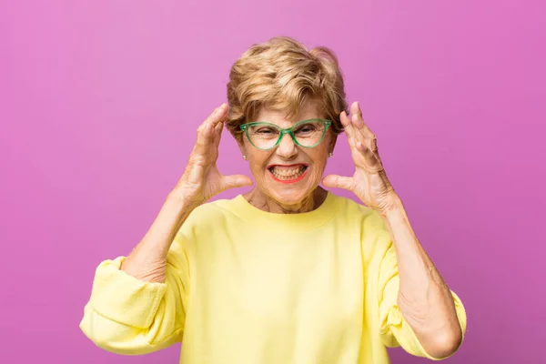 Anciana Bonita Gritando Con Las Manos Alto Sintiéndose Furiosa Frustrada — Foto de Stock
