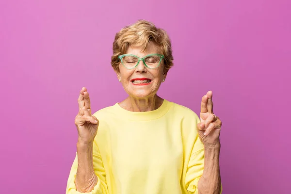 Alte Hübsche Frau Nervös Und Hoffnungsvoll Drückt Die Daumen Betet — Stockfoto