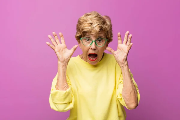 Oude Mooie Vrouw Schreeuwen Paniek Woede Geschokt Doodsbang Woedend Met — Stockfoto