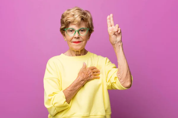 Anciana Bonita Mujer Mirando Feliz Confiado Digno Confianza Sonriendo Mostrando — Foto de Stock