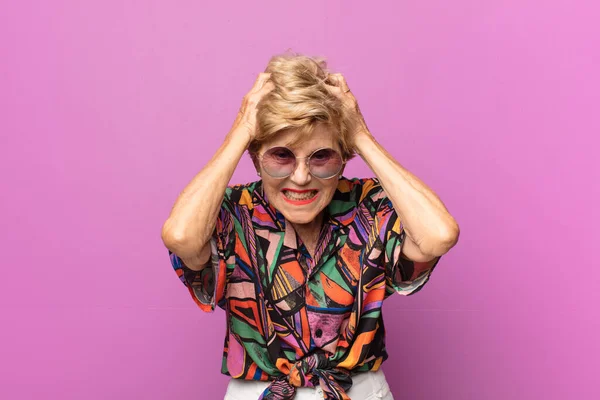 Velha Mulher Bonita Sentindo Estressada Frustrada Levantando Mãos Para Cabeça — Fotografia de Stock