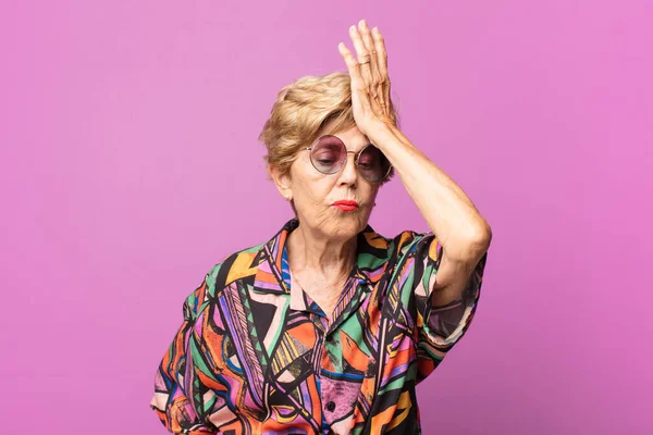 Old Pretty Woman Raising Palm Forehead Thinking Oops Making Stupid — Fotografia de Stock