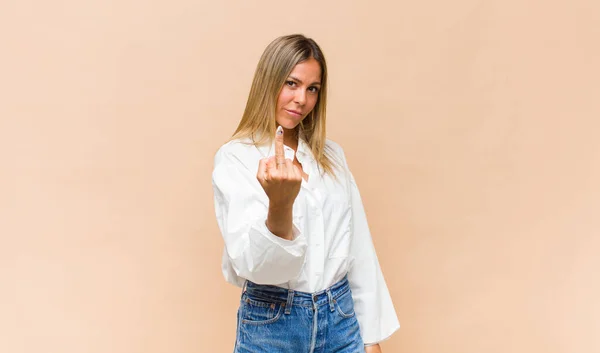 Jong Mooi Vrouw Gevoel Boos Geïrriteerd Opstandig Agressief Flippen Middelvinger — Stockfoto