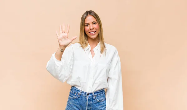 Joven Bonita Mujer Sonriendo Buscando Amigable Mostrando Número Cinco Quinto —  Fotos de Stock