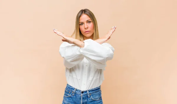 Jonge Mooie Vrouw Kijken Geïrriteerd Ziek Van Houding Genoeg Zeggen — Stockfoto