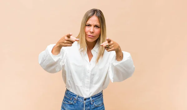 Jonge Mooie Vrouw Wijzen Naar Voren Camera Met Zowel Vingers — Stockfoto