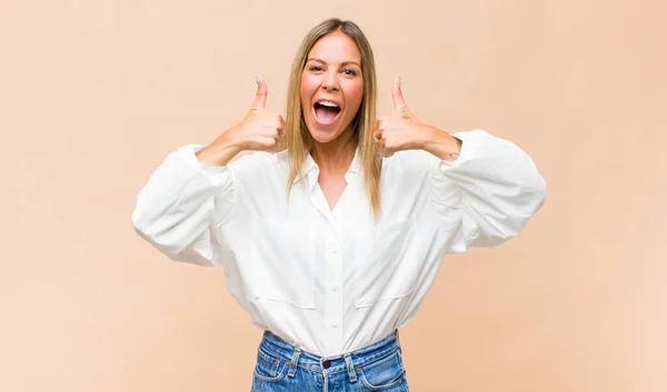 Joven Bonita Mujer Sonriendo Ampliamente Buscando Feliz Positivo Seguro Exitoso —  Fotos de Stock