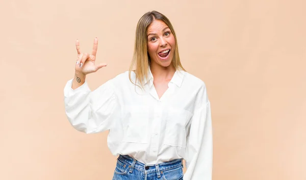 Jovem Mulher Bonita Sentindo Feliz Divertido Confiante Positivo Rebelde Fazendo — Fotografia de Stock