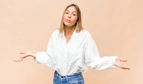 Jonge Mooie Vrouw Voelt Zich Verward Verward Onzeker Het Juiste — Stockfoto