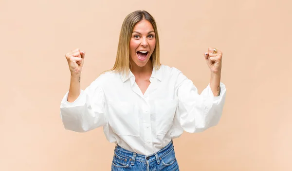 Ung Vacker Kvinna Känner Sig Glad Positiv Och Framgångsrik Firar — Stockfoto