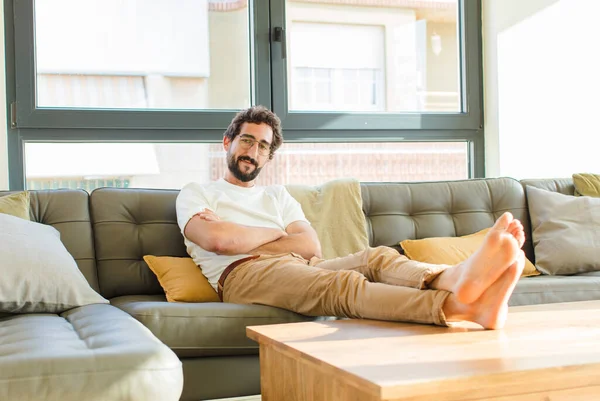 Junger Bärtiger Cooler Mann Sitzt Hause Auf Einer Couch — Stockfoto