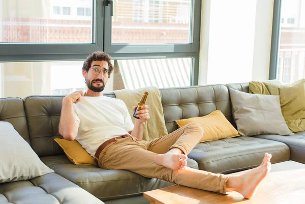 若い髭のクールな男が家のソファに座って — ストック写真