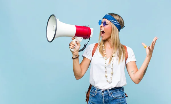 Jovem Bonita Hippie Mulher Com Saco Couro Megafone — Fotografia de Stock