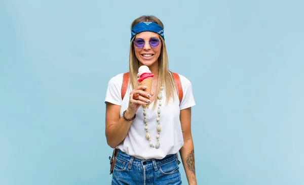 Young Pretty Hippie Woman Leather Bag Ice Cream Tourist Concept — ストック写真