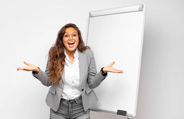 Ung Affärskvinna Känner Sig Glad Upphetsad Överraskad Eller Chockad Ler — Stockfoto