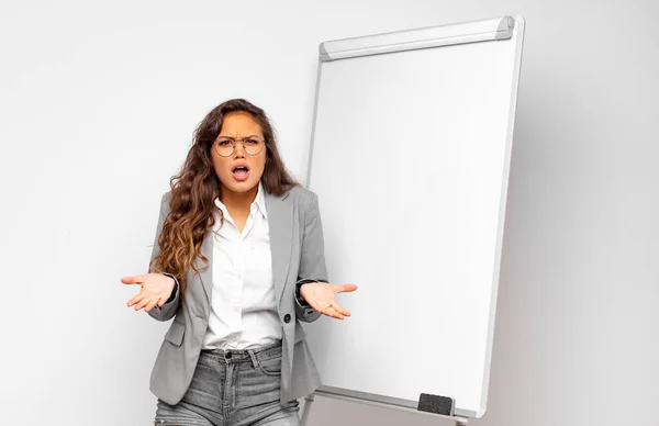 Ung Affärskvinna Ser Arg Irriterad Och Frustrerad Skrikande Wtf Eller — Stockfoto