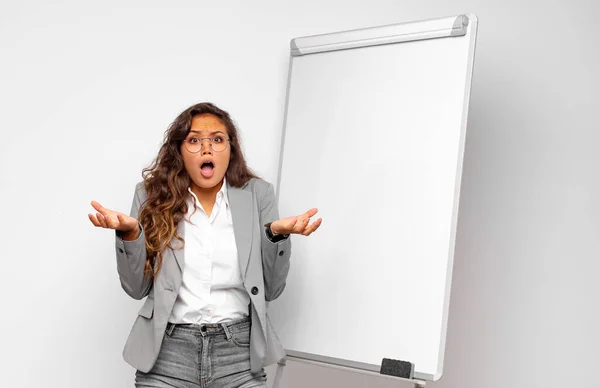 Jonge Zakenvrouw Open Mond Verbaasd Geschokt Verbaasd Met Een Ongelooflijke — Stockfoto