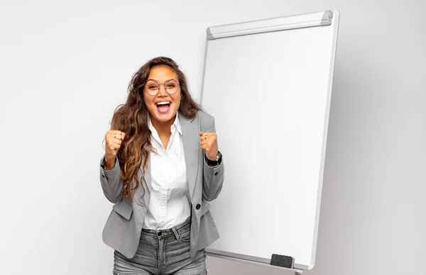 Giovane Donna Affari Sentirsi Scioccato Eccitato Felice Ridendo Celebrando Successo — Foto Stock