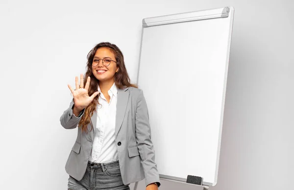 Ung Affärskvinna Ler Och Ser Vänlig Visar Nummer Fem Eller — Stockfoto