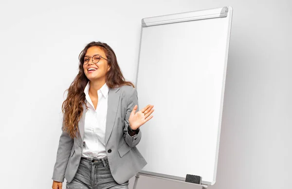 Joven Empresaria Sonriendo Alegre Alegremente Saludándote Con Mano Dándote Bienvenida —  Fotos de Stock