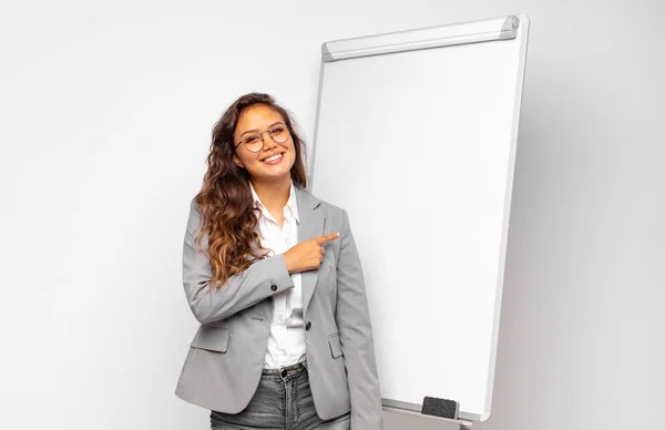 Joven Empresaria Sonriendo Alegremente Sintiéndose Feliz Señalando Hacia Lado Hacia —  Fotos de Stock