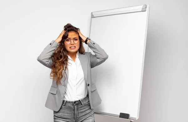 Ung Affärskvinna Känna Sig Stressad Orolig Orolig Eller Rädd Med — Stockfoto