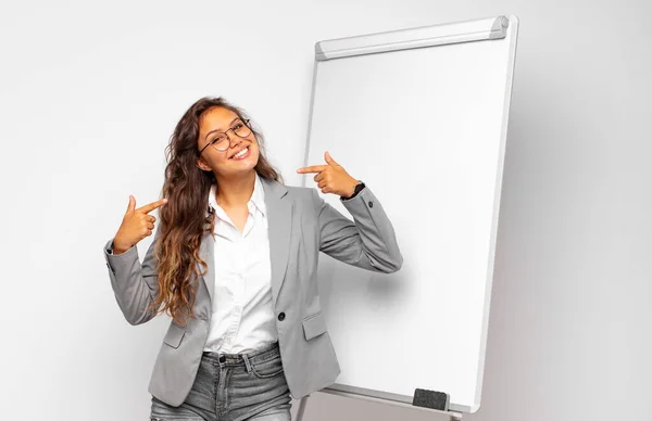 Ung Affärskvinna Ler Tryggt Pekar Egen Bred Leende Positiv Avslappnad — Stockfoto