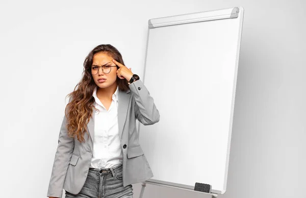 Młoda Kobieta Biznesu Czuje Się Zdezorientowana Zmieszana Pokazując Jesteś Szalony — Zdjęcie stockowe