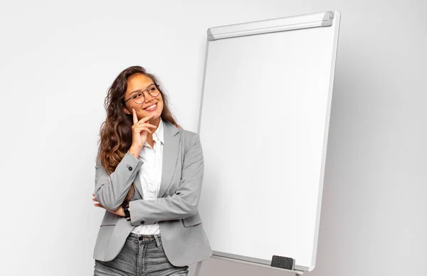 Junge Geschäftsfrau Lächelt Glücklich Und Träumt Oder Zweifelt Schaut Zur — Stockfoto