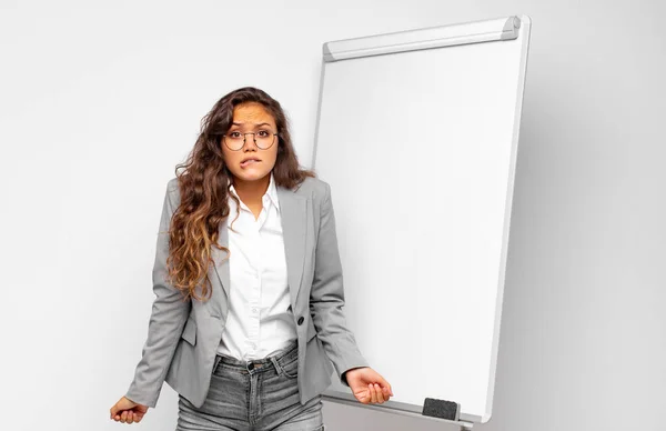 Młoda Bizneswoman Wyglądająca Zaskoczoną Zdezorientowaną Gryząca Wargę Nerwowym Gestem Nie — Zdjęcie stockowe