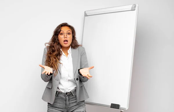 Young Businesswoman Feeling Extremely Shocked Surprised Anxious Panicking Stressed Horrified — Stock Photo, Image