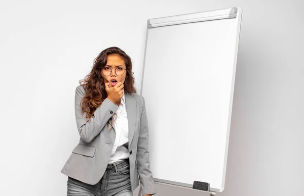 Junge Geschäftsfrau Mit Weit Geöffnetem Mund Und Aufgerissenen Augen Und — Stockfoto