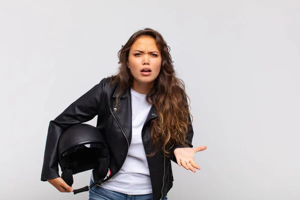 Junge Motorradfahrerin Sieht Wütend Genervt Und Frustriert Aus Schreit Wtf — Stockfoto