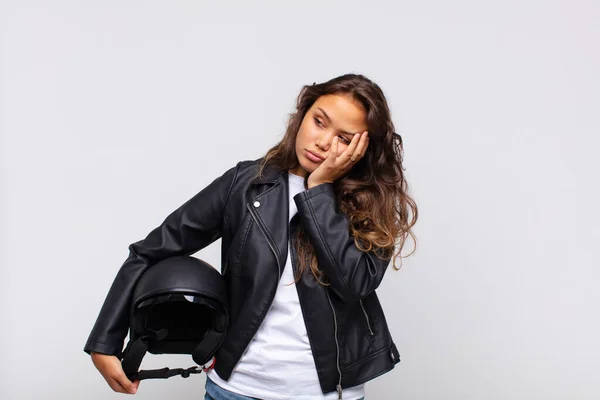 Jeune Femme Motocycliste Sentant Ennuyée Frustrée Endormie Après Une Tâche — Photo