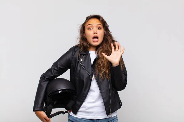 Junge Motorradfahrerin Schreit Mit Erhobenen Händen Der Luft Ist Wütend — Stockfoto