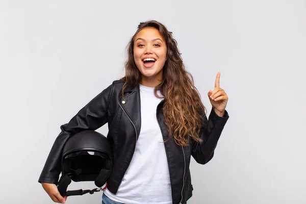 Junge Motorradfahrerin Die Sich Wie Ein Glückliches Und Aufgeregtes Genie — Stockfoto