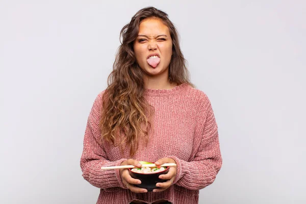 Joven Bonita Mujer Con Fideos Sintiéndose Disgustada Irritada Sacando Lengua — Foto de Stock