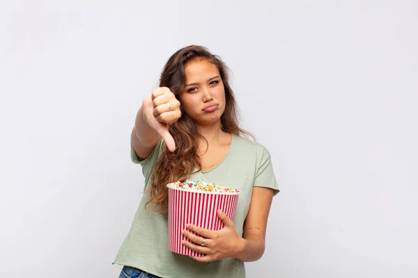 Mujer Joven Con Cubo Conrs Pop Sintiendo Cruz Enojado Molesto —  Fotos de Stock