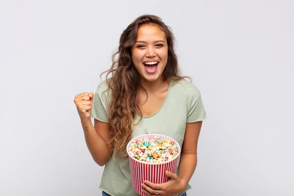 Young Woman Pop Conrs Bucket Feeling Shocked Excited Happy Laughing — Stock Photo, Image