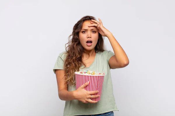 Ung Kvinne Med Pop Conrs Bøtte Ser Glad Forbløffet Overrasket – stockfoto