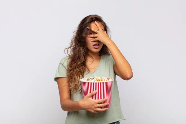 Mujer Joven Con Cubo Pop Conrs Mirando Sorprendido Asustado Aterrorizado —  Fotos de Stock