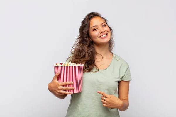 Young Woman Pop Conrs Bucket Smiling Cheerfully Feeling Happy Pointing — Stock Photo, Image