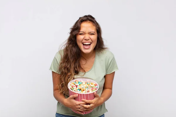 Joven Mujer Con Pop Conrs Cubo Gritando Agresivamente Mirando Muy —  Fotos de Stock