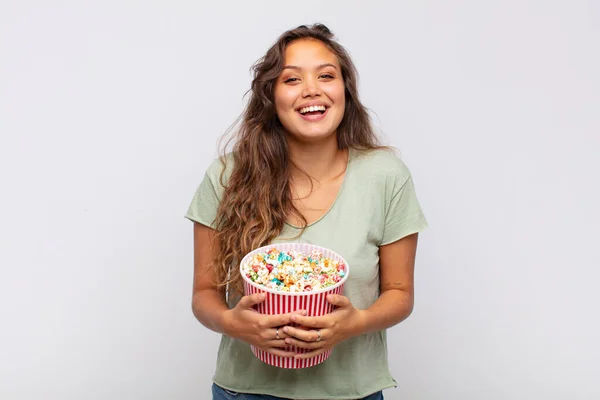 Mujer Joven Con Cubo Pop Conrs Buscando Feliz Gratamente Sorprendido —  Fotos de Stock